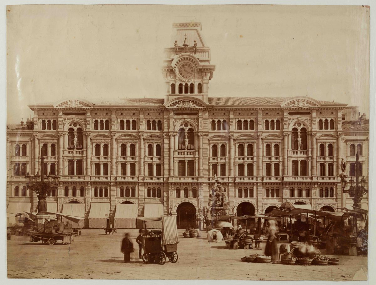 Giuseppe Wulz, Il Palazzo Municipale in un giorno di mercato, Trieste, ca. 1876